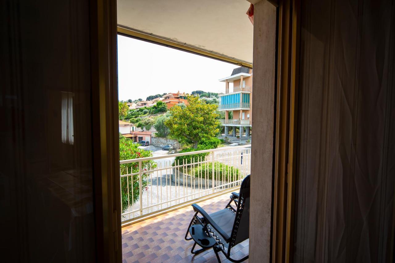 La Casa Di Vittoria Apartment San Lorenzo al Mare Bagian luar foto